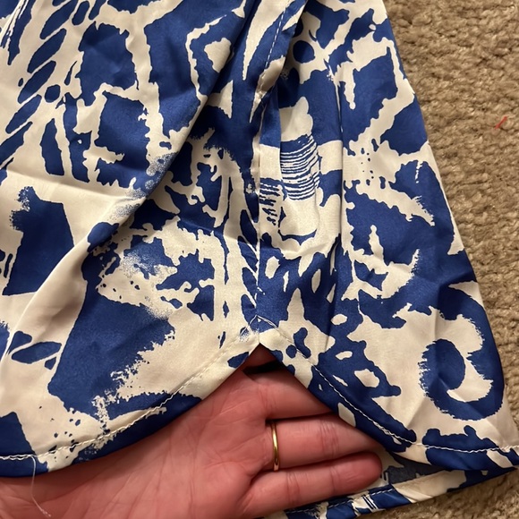 White and blue ruffled elastic shorts - Picture 4 of 5